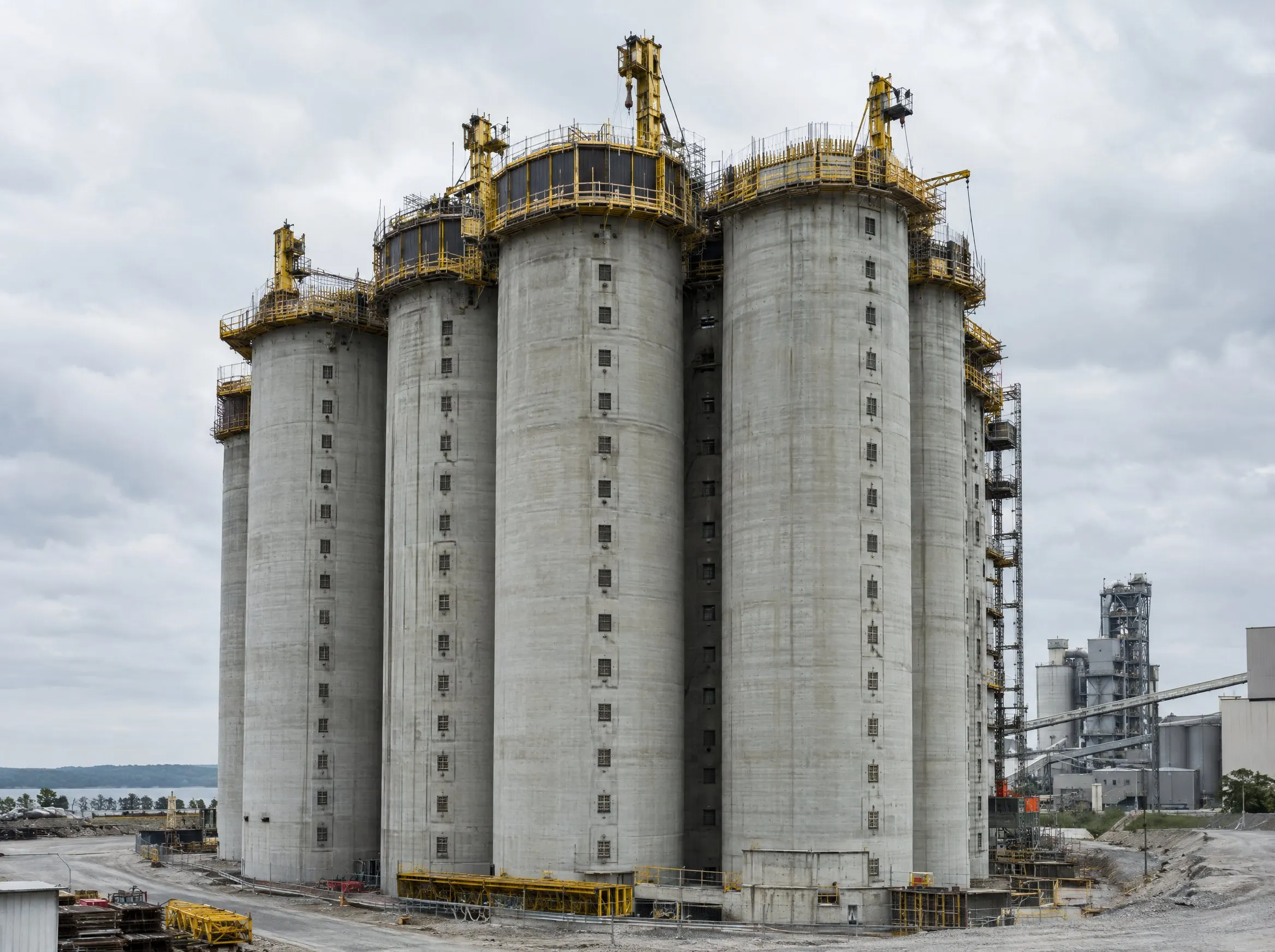 Silos & Industrial: Cement and clinker silos, wind-turbine towers and containment structures.