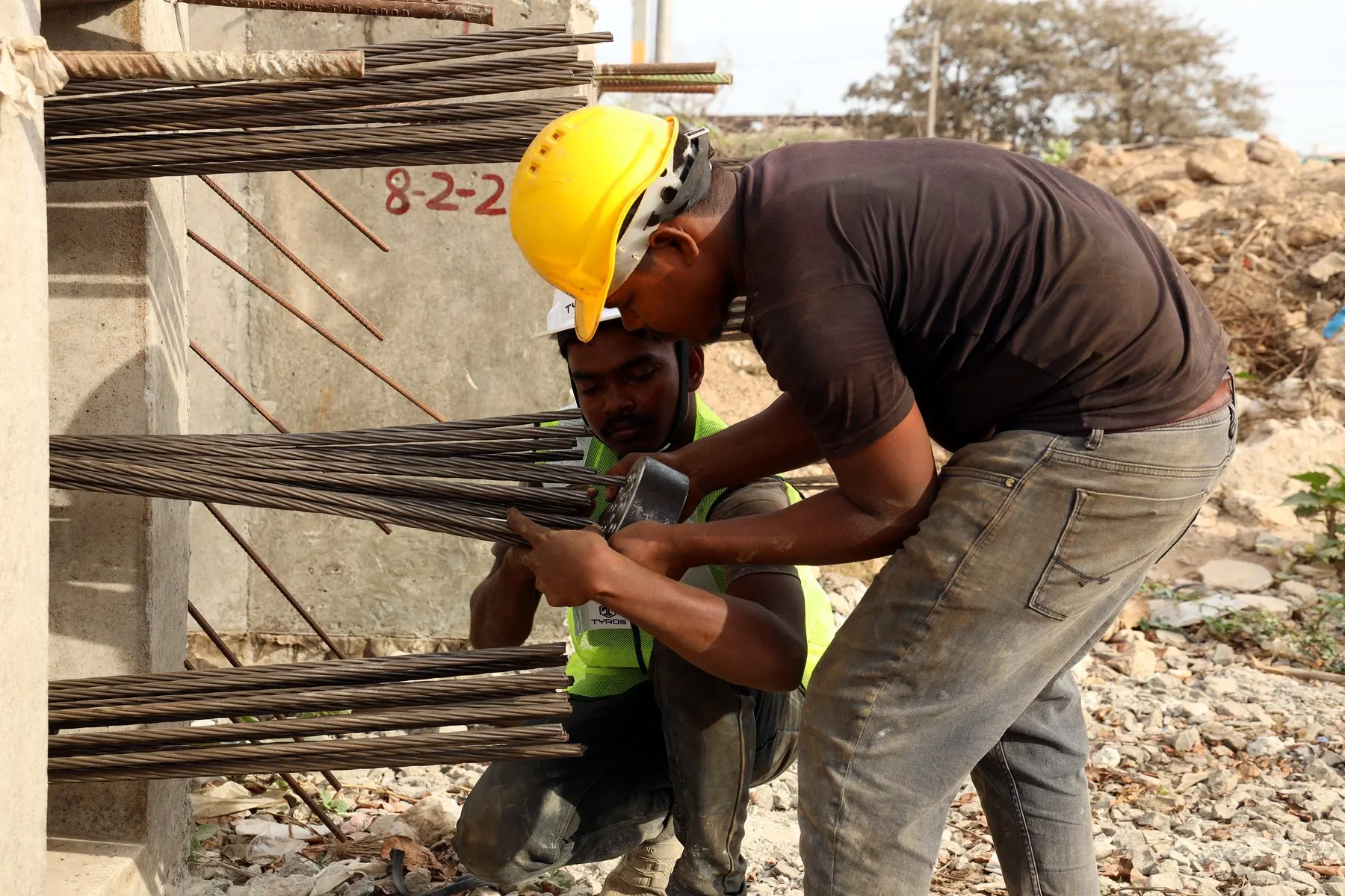 Strand threading: TYROS crew at Okha railway bridge, Gujarat