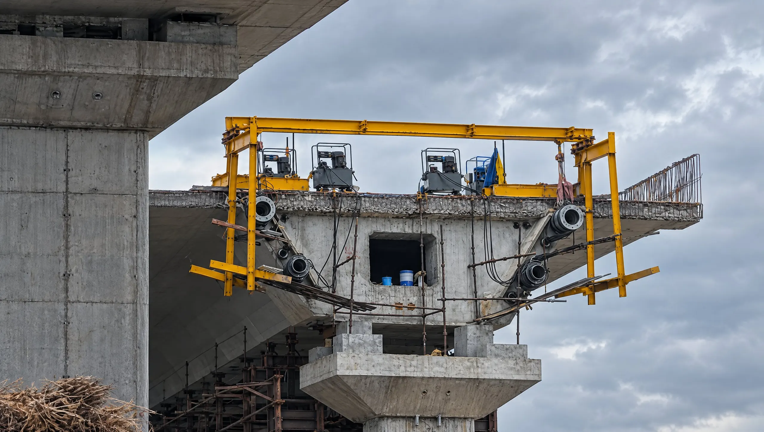 TYROS girder stressing site: anchorages on the girder end face below the stressing gantry